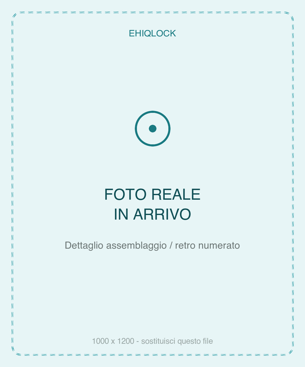 Dettaglio dell'assemblaggio di EhiQlock fatto a mano, retro numerato