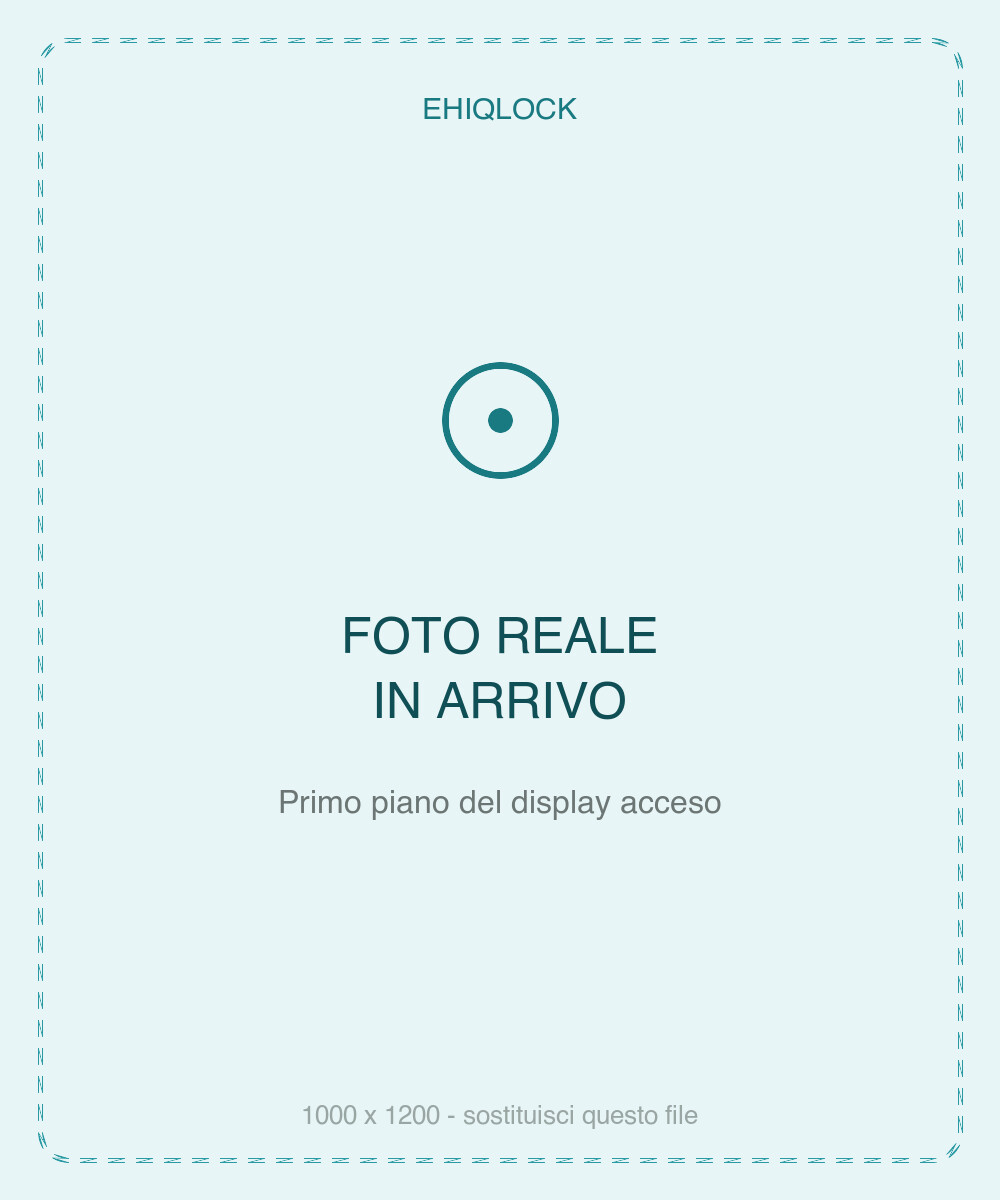 Primo piano del display EhiQlock acceso con una frase a parole