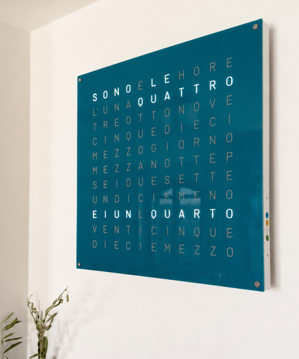 Primo piano del display EhiQlock acceso, versione Plex verde teal